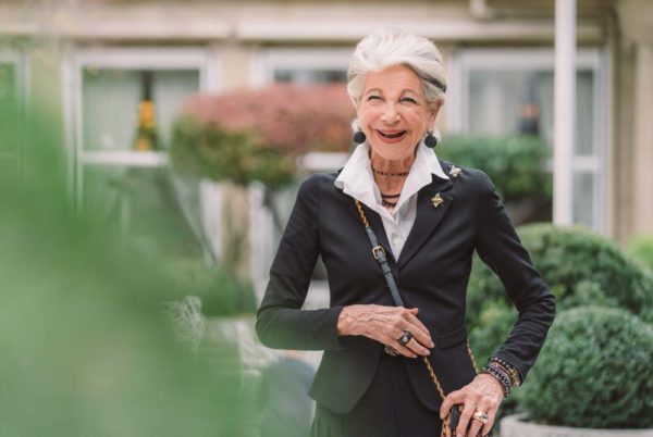 Sylvia von Kretschmann, Inhaberin des Europäischen Hofes in Heidelberg, lachend im Hotelgarten.