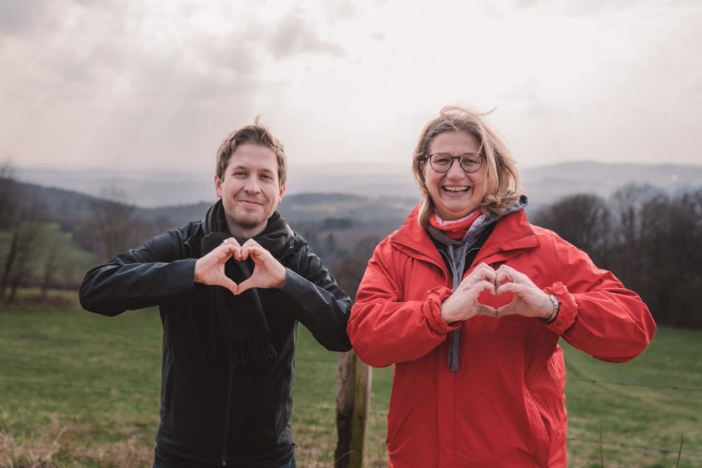 Anke Rehlinger mit Kevin Kühnert beim Wandern auf dem Schaumberg im Saarland